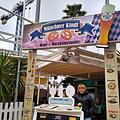 Gerlinde Weiniger, Chefin der Kette "Münchner Kindl Mallorca", steht vor der Saison-Eröffnung an der Playa de Palma am Eingang zum Restaurant. Mallorca bereitet sich auf den Saisonstart Ende April vor - Besuchern des Ballermanns  werden mit klaren Benimmregeln Grenzen gesetzt. Foto: Patrick Schirmer Sastre/dpa