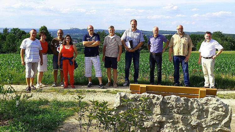Nach der Sanierung der "Römhilds Ruh" bieten sich dort dem Wanderer eine Erholung für den Körper und ein herrlicher Ausblick. Foto: Norbert Karbach