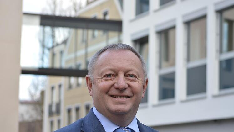 Kandidiert wieder: Landrat Thomas Bold, im Bild vor dem neuen Erweiterungsbau des Landratsamts. Foto: Isolde Krapf