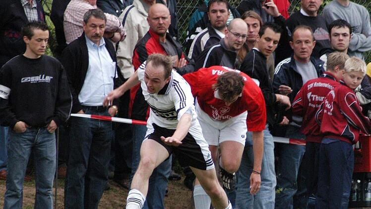Michael Bieber (links, FC Rottershausen) und Peter Sattes SV Aura) lieferten sich im Relegationsspiel um die Zugeh&ouml;rigkeit zur Kreisklasse ein leidenschaftliches Duell an der Au&szlig;enlinie. Nach ihrem 1:0-Sieg durften die Auraer aufsteigen; die Spirken mussten runter. Foto: Hopf