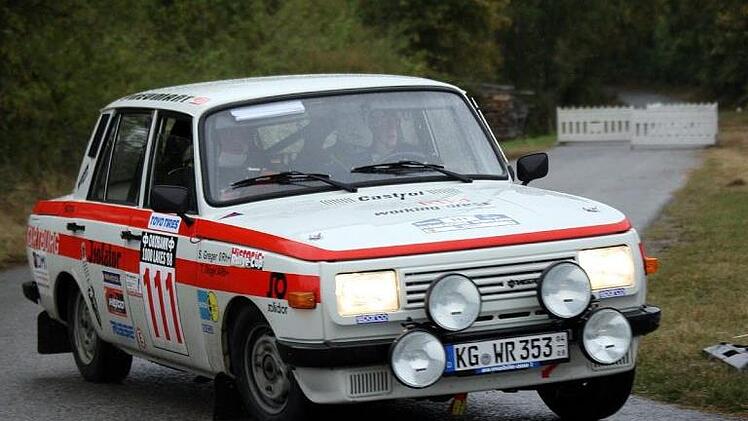 Der Nüdlinger Thomas Dögel und sein Beifahrer Sven Greger brachten einen Wartburg 353 an den Start. Beide wurden in der Retro-Wertung Vierte. Fotos: Karlheinz Franz