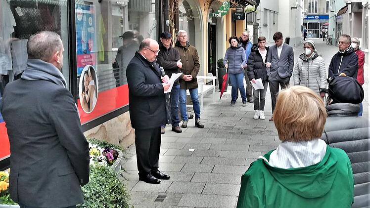 Pfarrer Gerd Greier (Herz-Jesu-Kirche) verliest in der Badgasse vor den Stolpersteinen der Eheleute Hermann und Sara Baumblatt deren Biografie.
