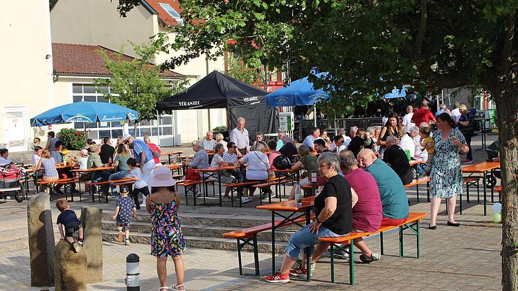Jung und alt versammelten sich am Freitagabend auf dem Sinnauplatz in Bad Brückenau, Foto: Julia Raab