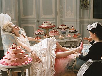 Pr&auml;chtige Kleider, monstr&ouml;se Haarmode und nat&uuml;rlich Kuchen - so sieht das Leben in Versailles f&uuml;r Regisseurin Sofia Coppola aus.