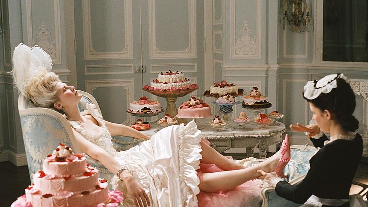 Pr&auml;chtige Kleider, monstr&ouml;se Haarmode und nat&uuml;rlich Kuchen - so sieht das Leben in Versailles f&uuml;r Regisseurin Sofia Coppola aus.