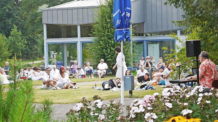 Bei der &bdquo;Nacht der Harmonie&ldquo; wird es ein Picknick in wei&szlig;er Kleidung geben.