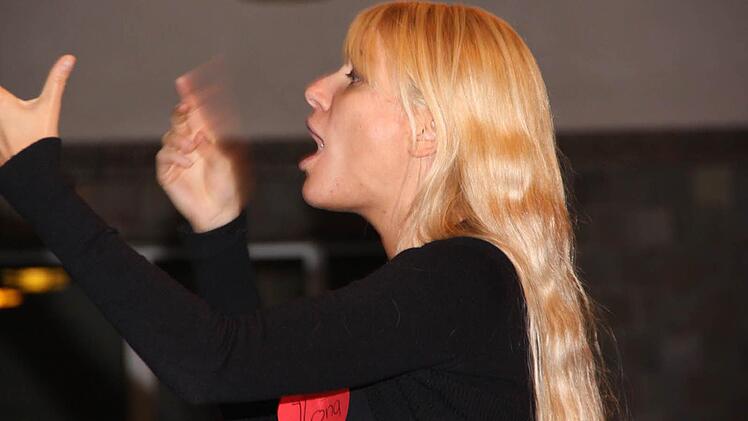 Chorleiterin Ilona Seufert ist mit Herz und Seele bei der Sache.