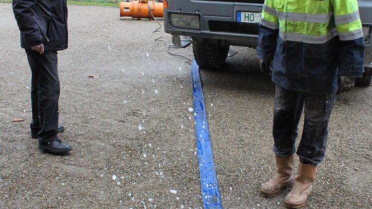 Das Wasser sprudelt im Überlaufkanal und perlt nach außen.