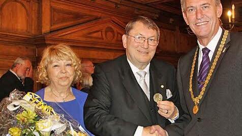 Oberbürgermeister Siegfried Müller (rechts) überreichte Franz Böhm die goldene Bürgermedaille und dessen Frau einen Blumenstrauß.