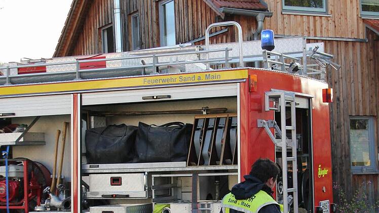 Zwei Drehleitern setzte die Feuerwehr ein.