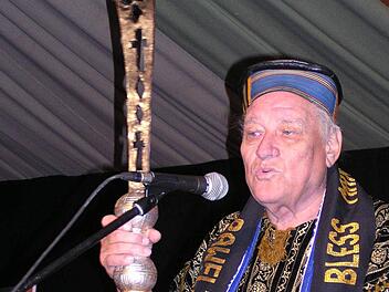 Fritz Pawelzik, auch bekannt als Nana Kofu Marfu II, der weiße Häuptling der Aschanti, hat seine letzte Reise angetreten, er starb Ende Januar.  Foto: Marion Eckert/ Archiv