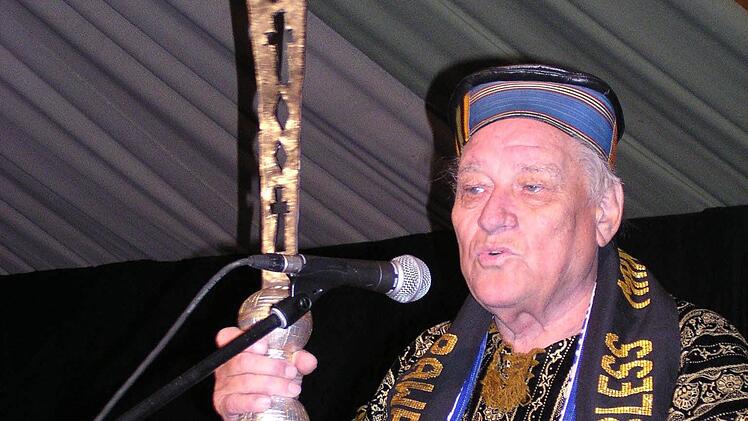 Fritz Pawelzik, auch bekannt als Nana Kofu Marfu II, der weiße Häuptling der Aschanti, hat seine letzte Reise angetreten, er starb Ende Januar.  Foto: Marion Eckert/ Archiv