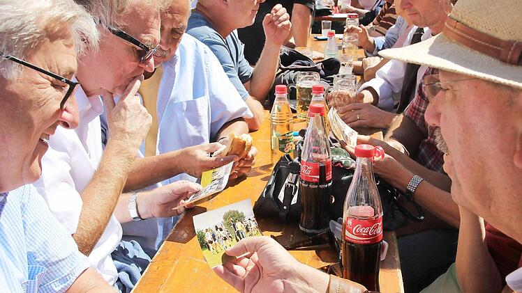 Wer ist Wer? Beim Abschiesfrühschoppen auf dem Marktplatz machten alte Schulfotos die Runde.