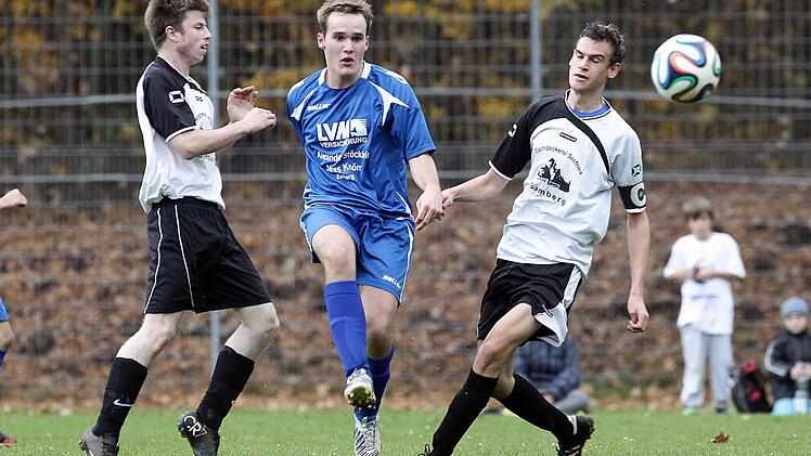 Felix Steckelberg flankt den Ball nach innen. Links Andreas Frankenstein, rechts Sebastian Lohneis (beide FV 1912).