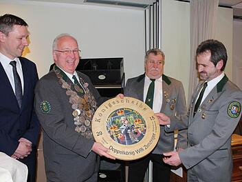 Von seinem Amtsvorgänger Willi Zenzinger (Erster von rechts) erhielt Schützenkönig Rainer Reißenweber (Zweiter von links) eine kunstvoll gestaltete Königsscheibe, die Bürgermeister Marco Steiner (links) mächtig beeindruckte. Foto: Manja von Nida