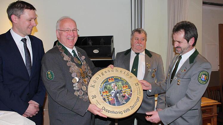 Von seinem Amtsvorgänger Willi Zenzinger (Erster von rechts) erhielt Schützenkönig Rainer Reißenweber (Zweiter von links) eine kunstvoll gestaltete Königsscheibe, die Bürgermeister Marco Steiner (links) mächtig beeindruckte. Foto: Manja von Nida