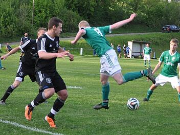 Wie der Kersbacher Tobias Freimuth (re.) vorführt, war das 0:5 am Mittwoch in Wichsenstein ein Sprung ins Leere. Die FC-Defensive um Joshua Ruckriegl und Oliver Speckner (hinten) hielt die Null.  Foto: Leo Hühnlein