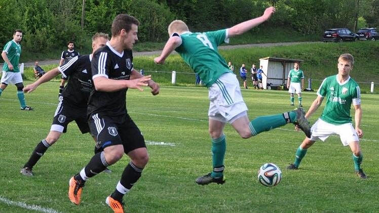 Wie der Kersbacher Tobias Freimuth (re.) vorführt, war das 0:5 am Mittwoch in Wichsenstein ein Sprung ins Leere. Die FC-Defensive um Joshua Ruckriegl und Oliver Speckner (hinten) hielt die Null.  Foto: Leo Hühnlein