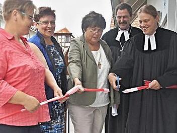 Das symbolische Band zur Einweihung des Gemeindehauses in Memmelsdorf durchtrennte Pfarrerin Sonja von Aschen (rechts), assistiert qwurde sie dabei von Dekan Jürgen Blechschmidt, Vertrauensfrau Angelika Kremer, Architektin Renate Schubart-Eisenhardt und Mitglied des Kirchvorstandes Peggy Bohla (weiter von rechts).  Fotos: Helmut Will