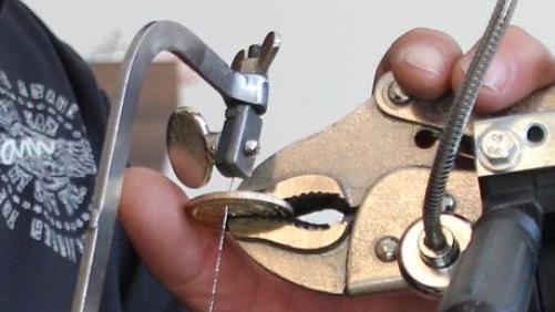 Martin Rose bearbeitet eine M&uuml;nze. Foto: Anna-Lena Deuerling