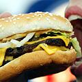 Von einem WM-Star schwängern lassen und dafür lebenslang Hamburger? Die Fastfood-Kette Burger King hat sich für eine geschmacklose Anzeigenkampagne entschuldigt. Symbolfoto: Gero Breloer/dpa