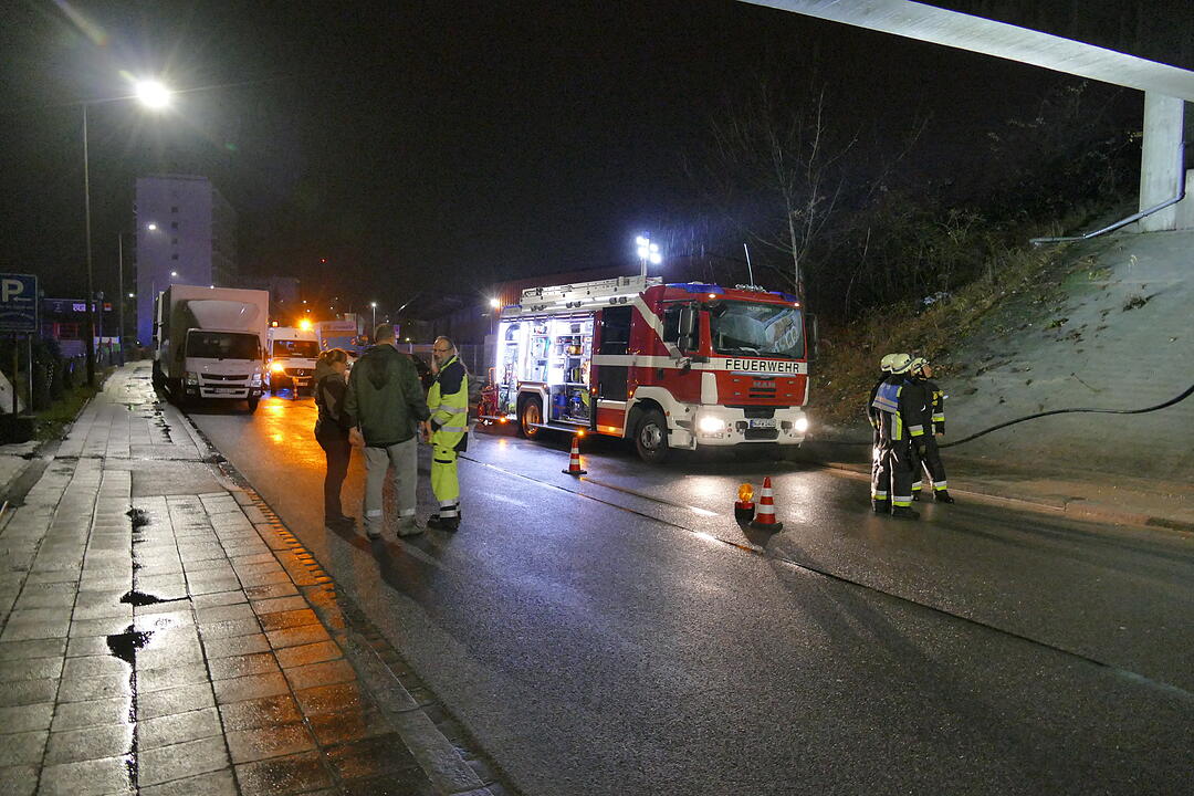 Wassermassen reißen Loch in Hafenbrücke - Frankenschnellweg in Nürnberg gesperrt