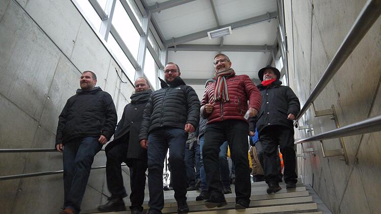 Bitte vortreten: Die ersten Fußgänger, die die Unterführung der Garnstadter Straße offiziell benutzen durften, waren   am Freitag (von links) MdL Martin Mittag, Bernd Reisenweber, - Foto: Berthold Köhler