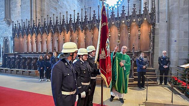 Domdekan Hubert Schiebeck weihte die neue Fahne der Bamberger Feuerwehr. Foto: Ronald Rinklef