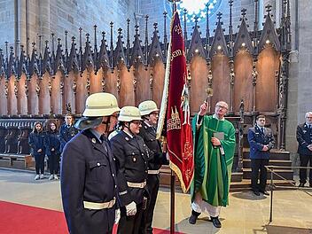 Domdekan Hubert Schiebeck weihte die neue Fahne der Bamberger Feuerwehr. Foto: Ronald Rinklef