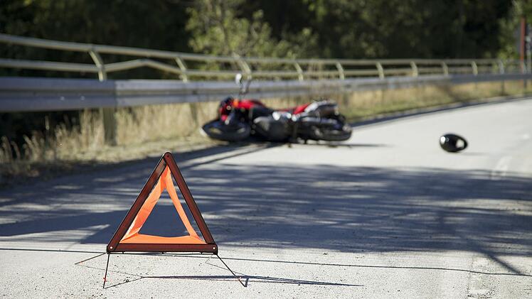 Motorrad prallt gegen Traktor