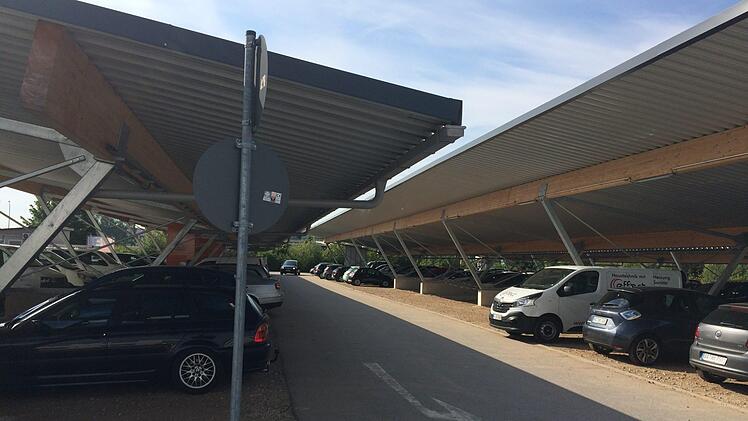 Am Park-and-Ride-Parkplatz in der Kronacher Straße gibt es zu allen Zeiten noch freie Plätze. Wer das kostenlose Angebot nutzen will, muss  am Automaten ein Parkticket und einen Bus-Fahrschein lösen. Fotos: Stefan Fößel