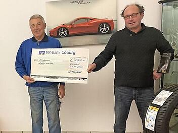 Bernd Franzkowiak (links) überreicht einen Scheck über 1000 Euro an Volkmar Barth von der BRK-Bereitschaft Ebersdorf für die Arbeit der Helfer vor Ort. Foto: privat