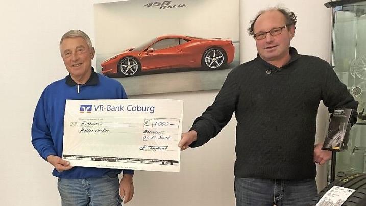 Bernd Franzkowiak (links) überreicht einen Scheck über 1000 Euro an Volkmar Barth von der BRK-Bereitschaft Ebersdorf für die Arbeit der Helfer vor Ort. Foto: privat