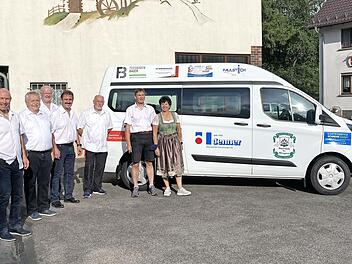 Vorstellung des neuen Sportbusses des WSV Oberweißenbrunn. Das Bild zeigt (v. links): Vorsitzenden Ewald Simon, Kassier Gottfried Roth, Schriftführer Ewald Reulbach, Georg Hüffner, 2. Vorsitzenden Michael Geck, Stefan und Bettina Back.