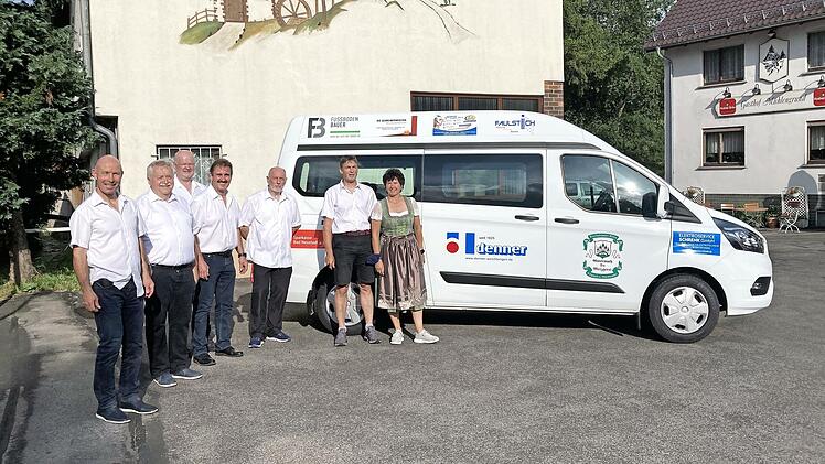 Vorstellung des neuen Sportbusses des WSV Oberweißenbrunn. Das Bild zeigt (v. links): Vorsitzenden Ewald Simon, Kassier Gottfried Roth, Schriftführer Ewald Reulbach, Georg Hüffner, 2. Vorsitzenden Michael Geck, Stefan und Bettina Back.