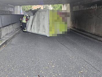 Röthenbach: Lieferwagen bleibt in Unterführung hängen - Kommandant schildert Problem