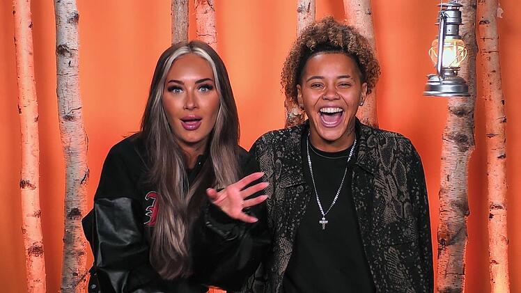 Sind keine Fans von Aleks' Theorien: Carina Nagel (links) und ihre Ehefrau Chika.