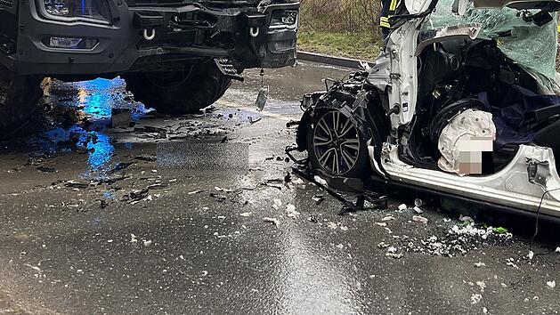 B303 bei Ebersdorf: Autofahrerin nach Chaos-Crash schwer verletzt