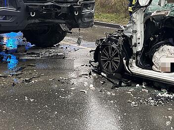 B303 bei Ebersdorf: Autofahrerin nach Chaos-Crash schwer verletzt