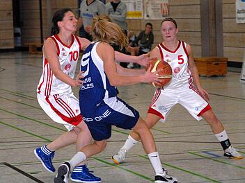Sonja Hildel (l.) und Laura Angerstein (r.), hier auf einem Archivbild vom Spiel gegen Leipzig in der abgelaufenen Spielzeit, wollen in der neuen Saison mit den Shorthorns in der Regionalliga wieder oben mitspielen.
