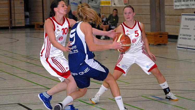 Sonja Hildel (l.) und Laura Angerstein (r.), hier auf einem Archivbild vom Spiel gegen Leipzig in der abgelaufenen Spielzeit, wollen in der neuen Saison mit den Shorthorns in der Regionalliga wieder oben mitspielen.