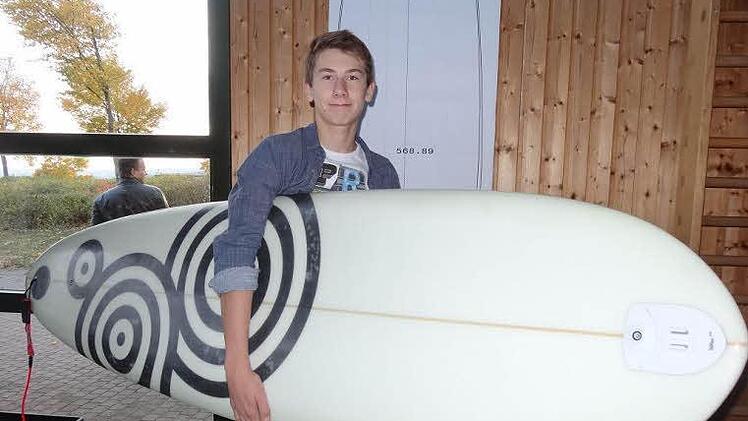 Als Abschlussarbeit an der Montessorischule Rhön-Saale hat Felix Martin(Unsleben) hat ein Surfbrett gefertigt.