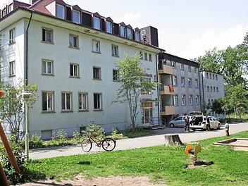 Platz für Flüchtlinge: Einen Erweiterungsbau der Gemeinschaftsunterkunft für Asylbewerber in Weismain will die Firma Akurat zwischen dem bestehenden Gebäude und dem Waldstadion errichten (rechts im Bild).  Foto: Stefan Lutter
