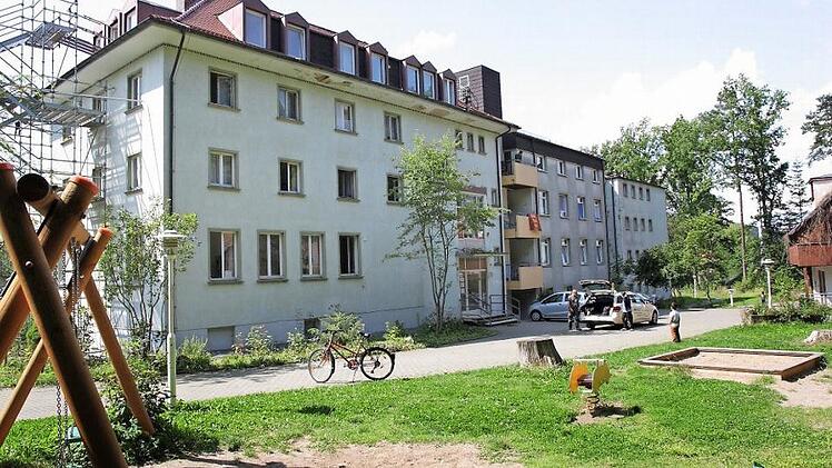 Platz für Flüchtlinge: Einen Erweiterungsbau der Gemeinschaftsunterkunft für Asylbewerber in Weismain will die Firma Akurat zwischen dem bestehenden Gebäude und dem Waldstadion errichten (rechts im Bild).  Foto: Stefan Lutter