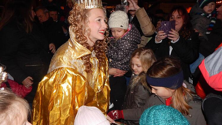 Vor allem die jüngsten Weihnachtsmarktbesucher erwarteten die Ankunft des Christkinds voller Spannung. Fotos: Mona Lisa Eigenfeld