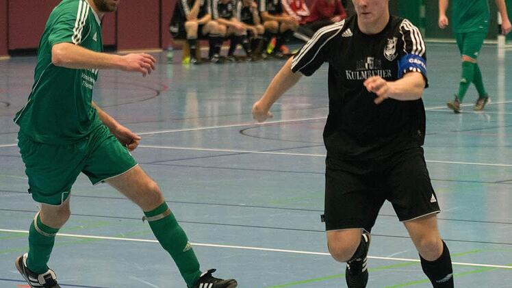 Spielszene aus der Partie des TV Ebern gegen den VfR Kirchlauter (7:0). Der Eberner Fabian Fuchs (rechts) zieht an seinem Kirchlauterer Gegner vorbei.