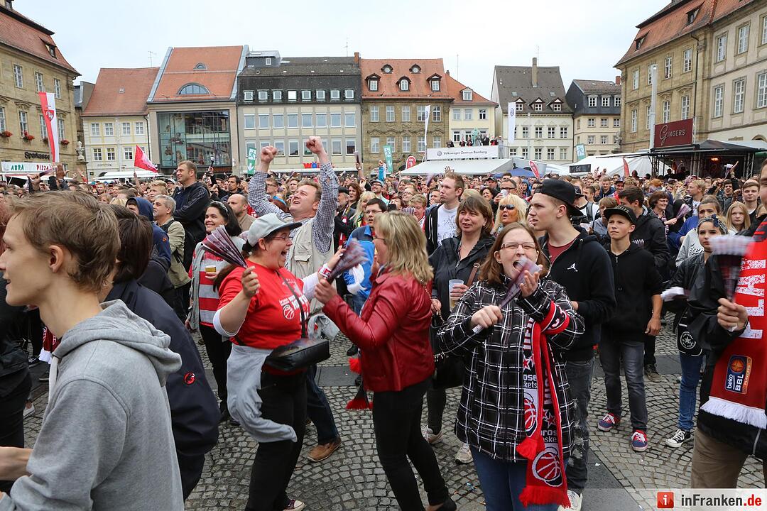 Fans des Spiela der Brose-Baskets am Maxplatz; Brose-Baskest sind Meister; Foto: Barbara Herbst