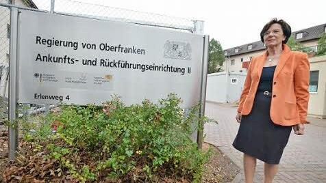 Erst sollten es maximal 1500 Flüchtlinge sein, dann wurde die Kapazität auf 4500 erweitert. Sozialministerin Emilia Müller (CSU) vor der neuen Rückführungseinrichtung an der Pödeldorfer Straße in Bamberg.
