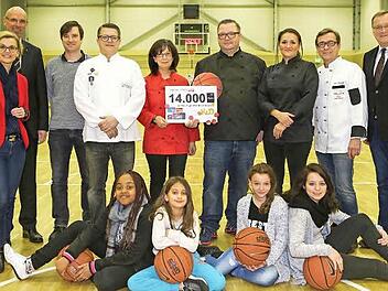 Hinten von links: Gabriele Kepic, Walter Schweinsberg (Gesch&auml;ftsf&uuml;hrer Mediengruppe Oberfranken), Matthias Gensner, J&ouml;rn Weinert, Claudia Oppelt, Udo Br&auml;unig, Kristina Franzke, Hansi Pe&szlig;ler, Andreas Starke; vorne von links: Eva, Virgina, Aliyah und Shara Foto: RiegerPress