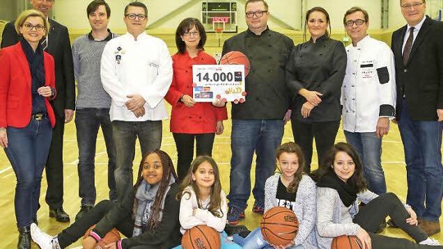 Hinten von links: Gabriele Kepic, Walter Schweinsberg (Gesch&auml;ftsf&uuml;hrer Mediengruppe Oberfranken), Matthias Gensner, J&ouml;rn Weinert, Claudia Oppelt, Udo Br&auml;unig, Kristina Franzke, Hansi Pe&szlig;ler, Andreas Starke; vorne von links: Eva, Virgina, Aliyah und Shara Foto: RiegerPress